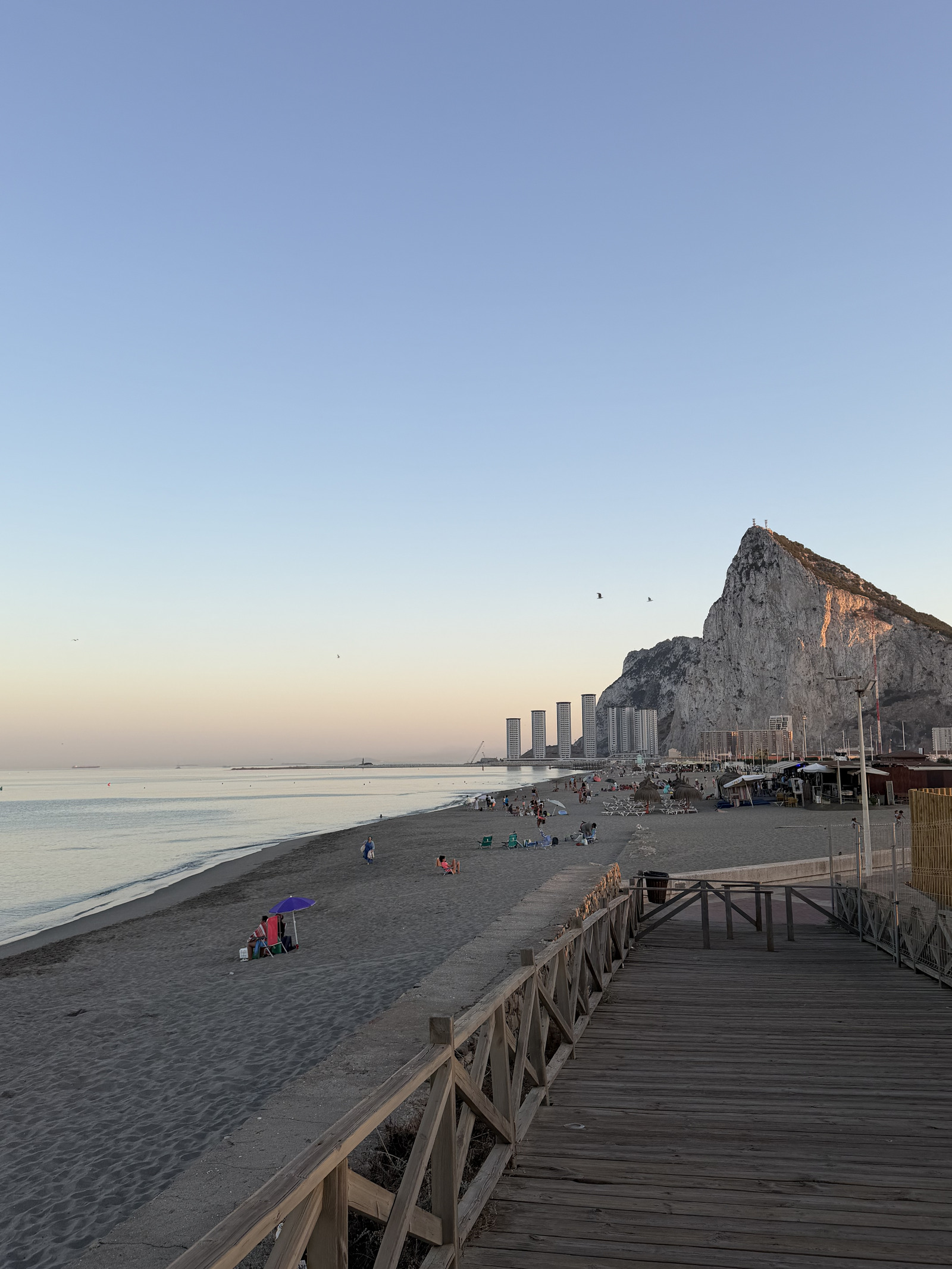 Playa de Levante de La Línea de la Concepción con el Peñón de Gibraltar al fondo